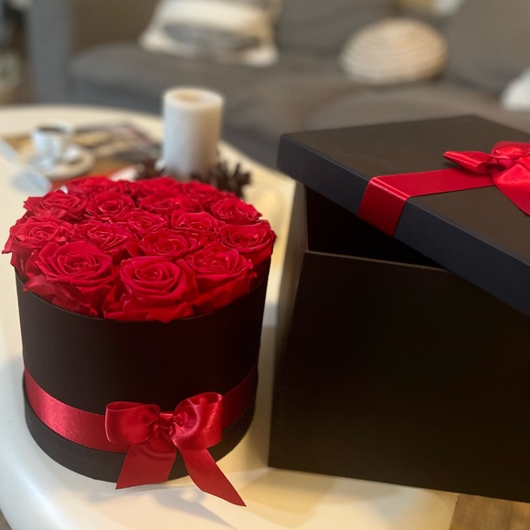 Preserved Red ROSES in Black Box with Silk Bow - Luxury Gift